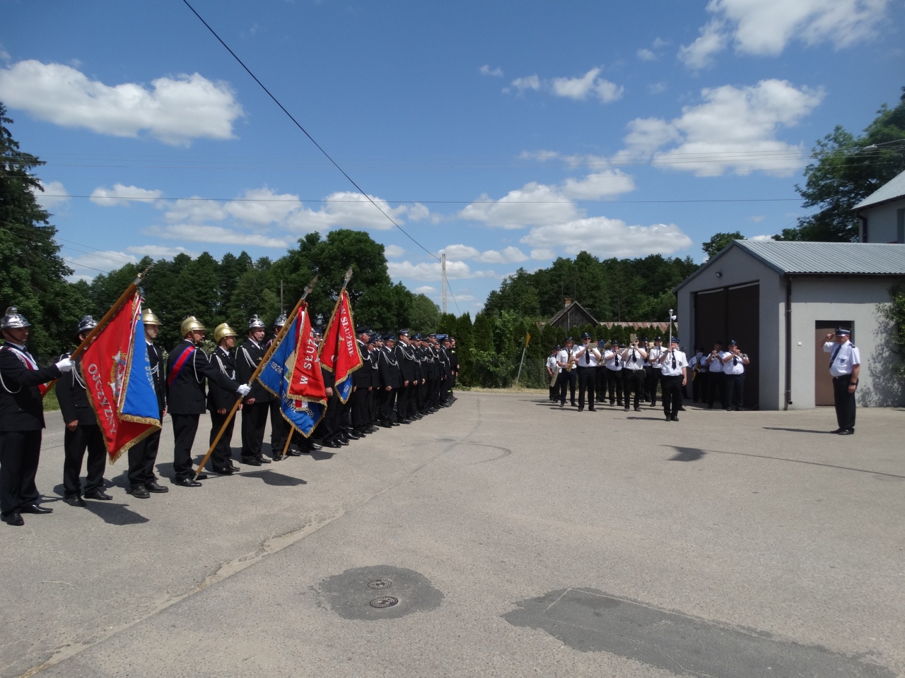 Uroczystość przekazania i poświęcenie wozu dla jednostki OSP Suchcice - zdjęcie #10 - eOstroleka.pl