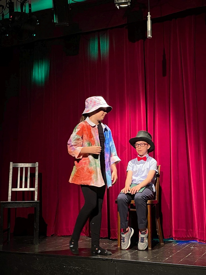 Spektakl “BLEEE” Dziecięcego Teatru Amatorskiego Niewidzialni w Klubie Oczko [12.06.2023] - zdjęcie #32 - eOstroleka.pl