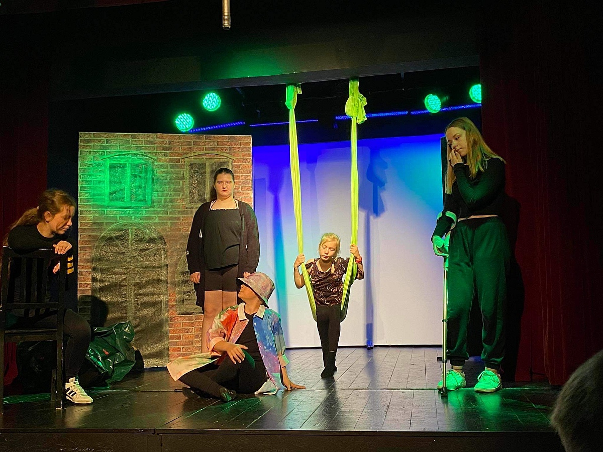 Spektakl “BLEEE” Dziecięcego Teatru Amatorskiego Niewidzialni w Klubie Oczko [12.06.2023] - zdjęcie #25 - eOstroleka.pl