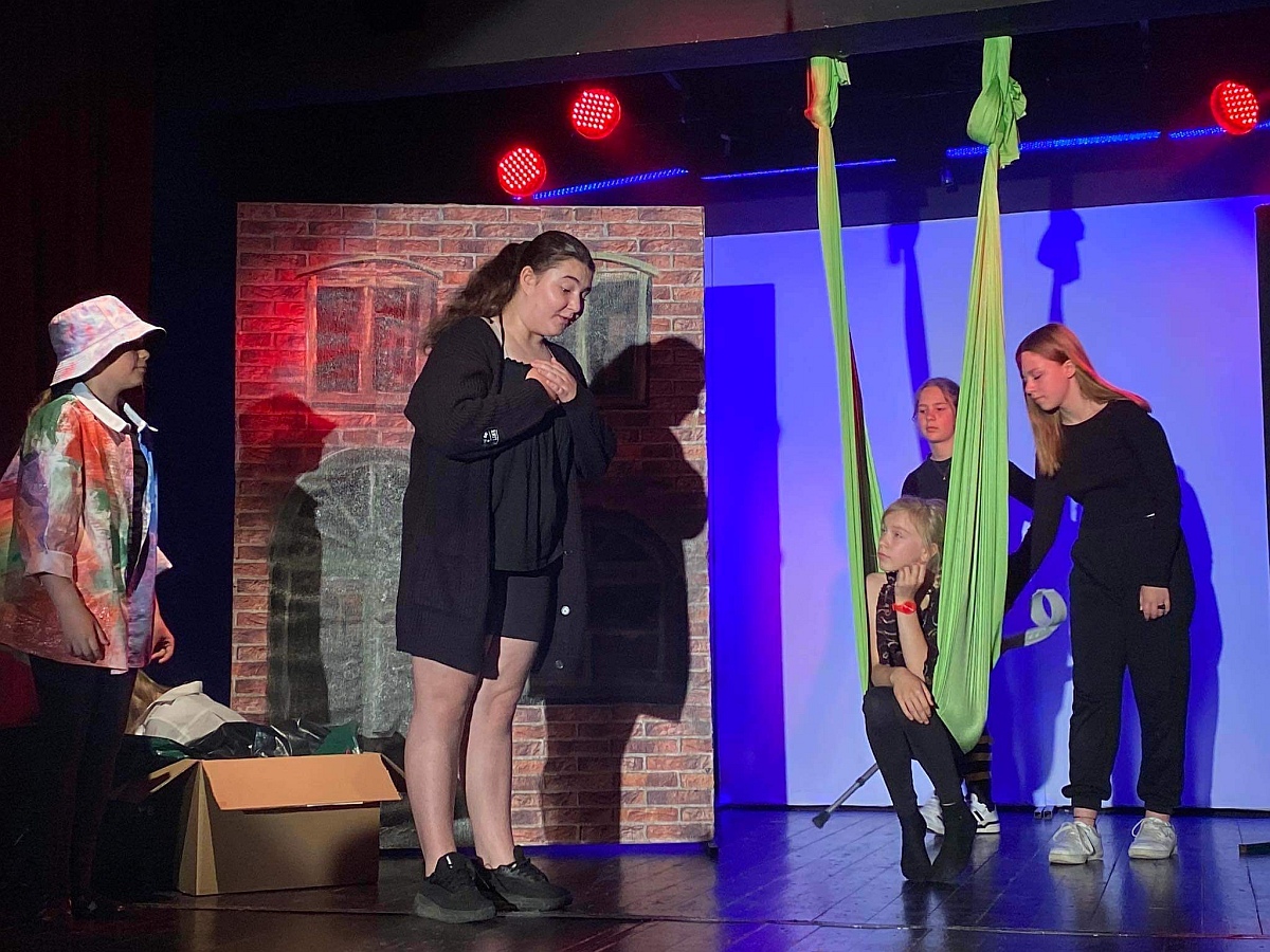 Spektakl “BLEEE” Dziecięcego Teatru Amatorskiego Niewidzialni w Klubie Oczko [12.06.2023] - zdjęcie #22 - eOstroleka.pl