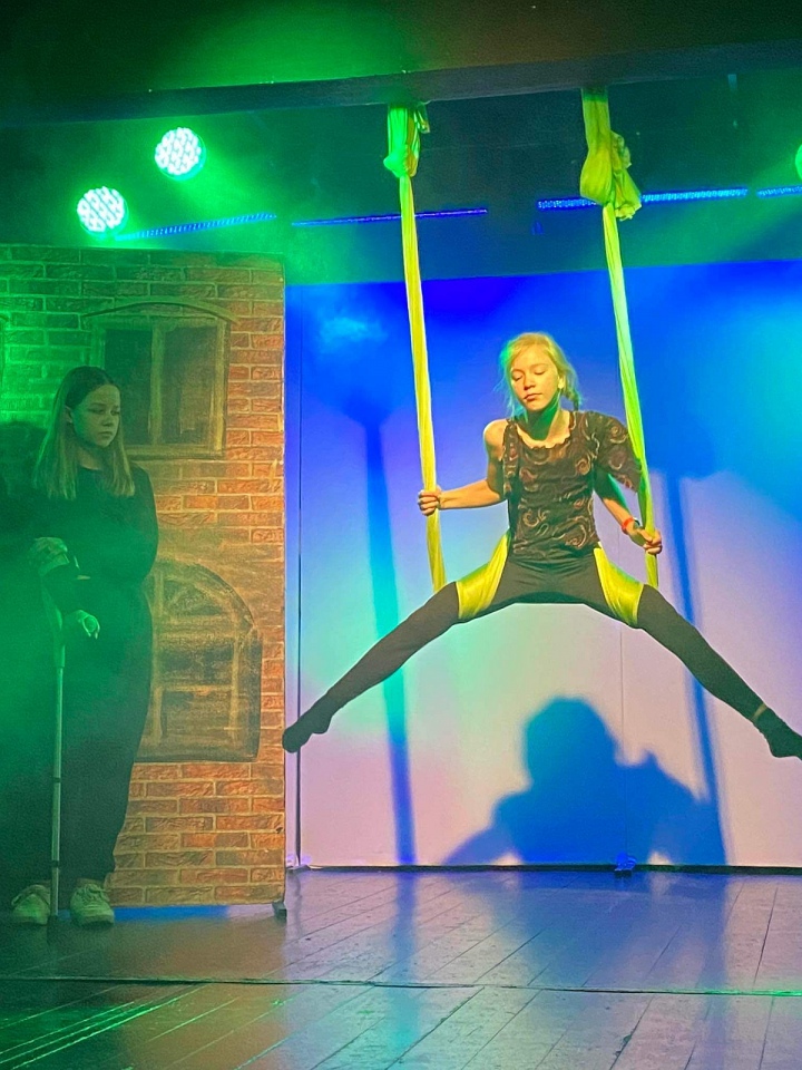 Spektakl “BLEEE” Dziecięcego Teatru Amatorskiego Niewidzialni w Klubie Oczko [12.06.2023] - zdjęcie #16 - eOstroleka.pl