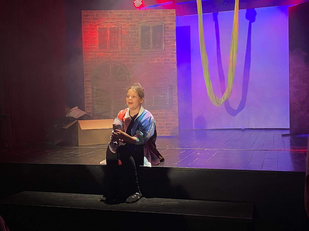 Spektakl “BLEEE” Dziecięcego Teatru Amatorskiego Niewidzialni w Klubie Oczko [12.06.2023] - zdjęcie #15 - eOstroleka.pl