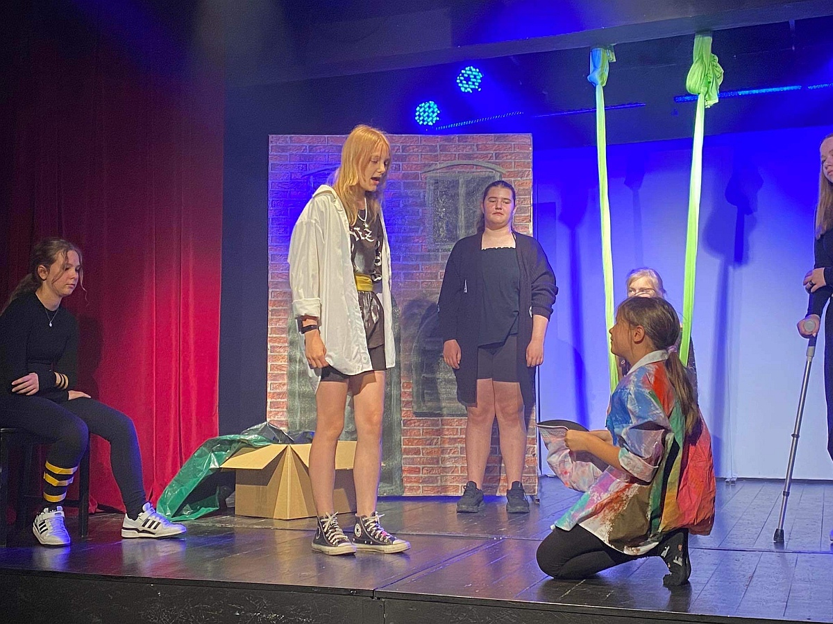Spektakl “BLEEE” Dziecięcego Teatru Amatorskiego Niewidzialni w Klubie Oczko [12.06.2023] - zdjęcie #13 - eOstroleka.pl