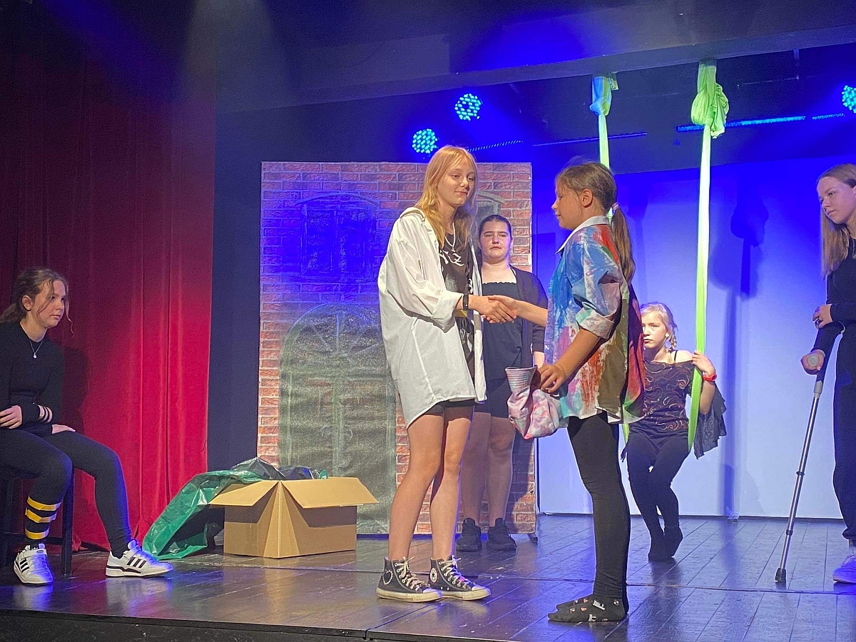 Spektakl “BLEEE” Dziecięcego Teatru Amatorskiego Niewidzialni w Klubie Oczko [12.06.2023] - zdjęcie #12 - eOstroleka.pl