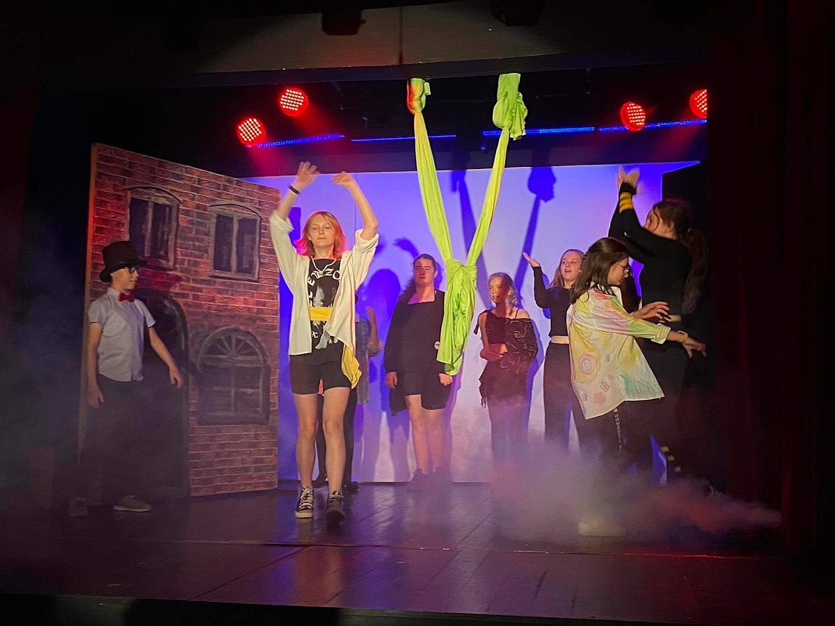 Spektakl “BLEEE” Dziecięcego Teatru Amatorskiego Niewidzialni w Klubie Oczko [12.06.2023] - zdjęcie #7 - eOstroleka.pl