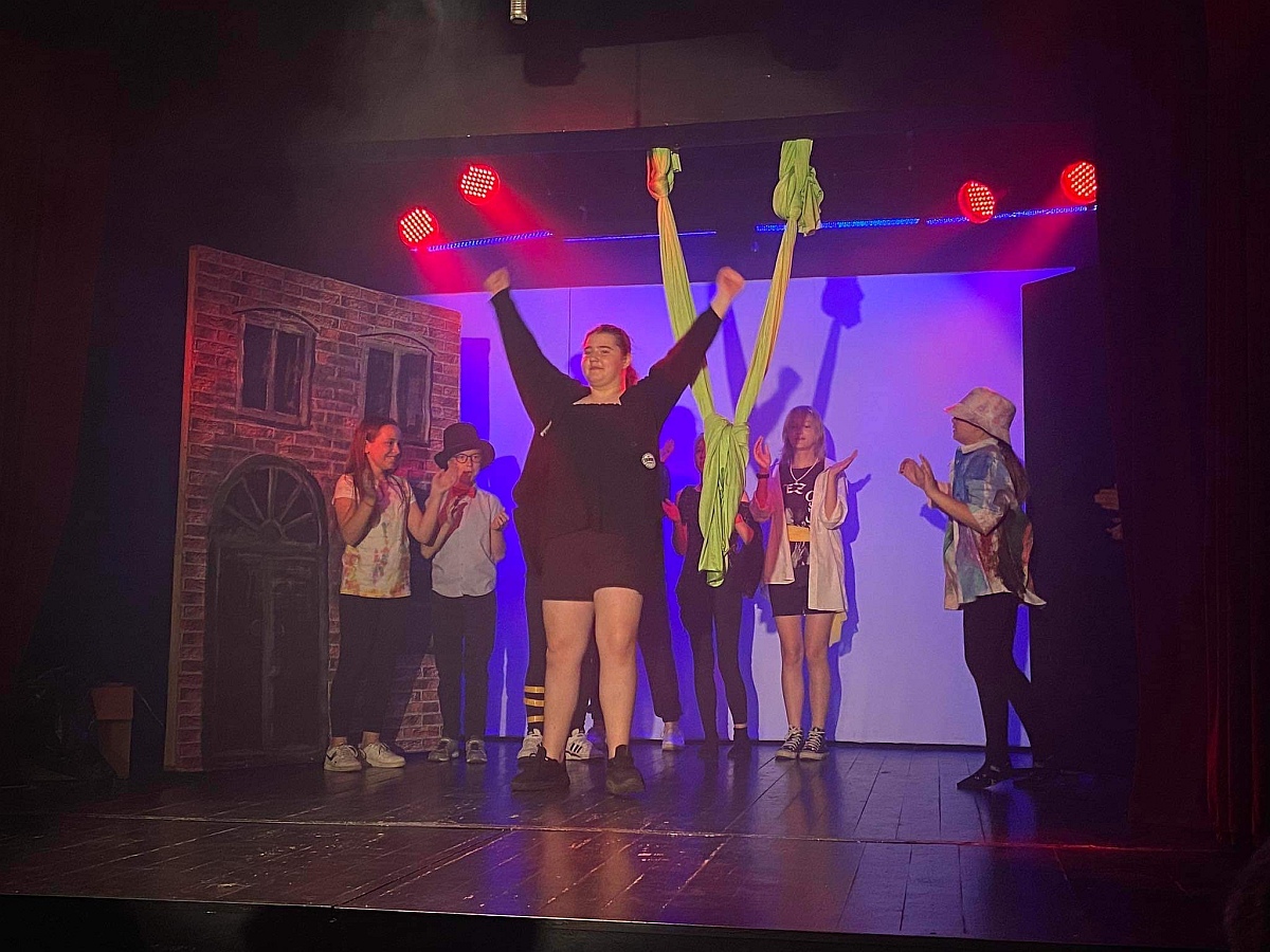 Spektakl “BLEEE” Dziecięcego Teatru Amatorskiego Niewidzialni w Klubie Oczko [12.06.2023] - zdjęcie #2 - eOstroleka.pl