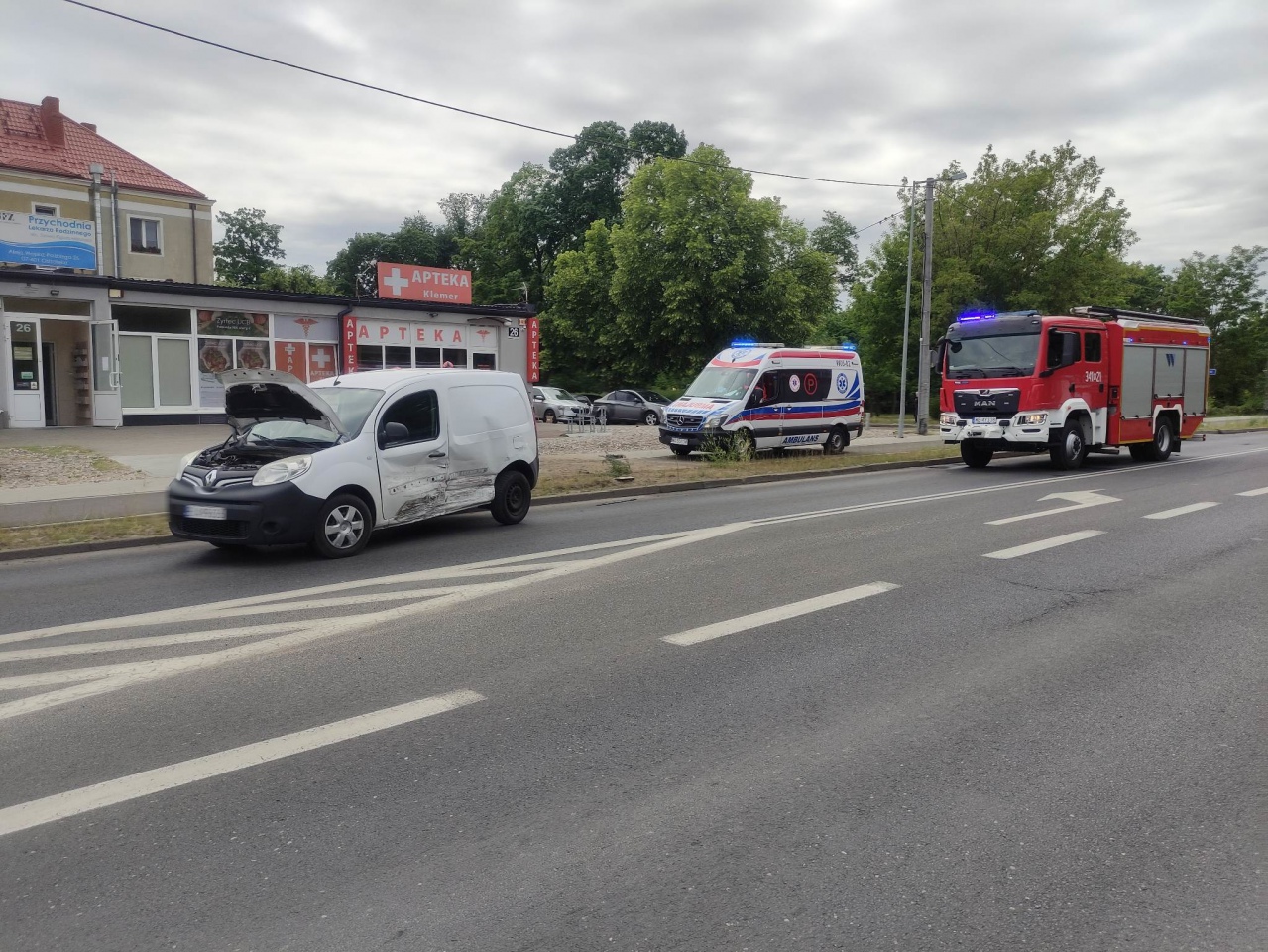 Poważny wypadek na Alei Wojska Polskiego [13.06.2023] - zdjęcie #11 - eOstroleka.pl