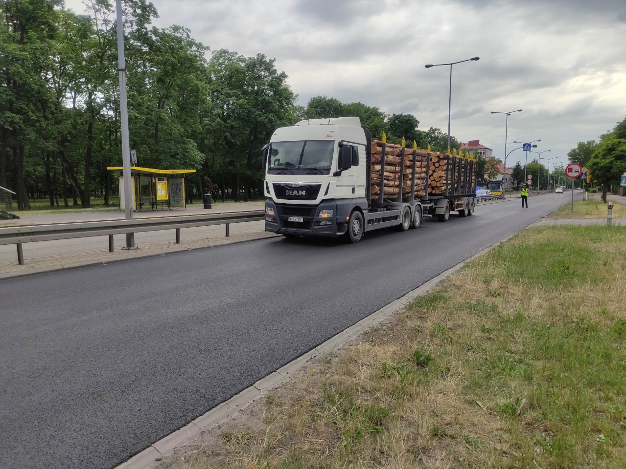 Kolizja z udziałem autobusu MZK [13.06.2023] - zdjęcie #2 - eOstroleka.pl