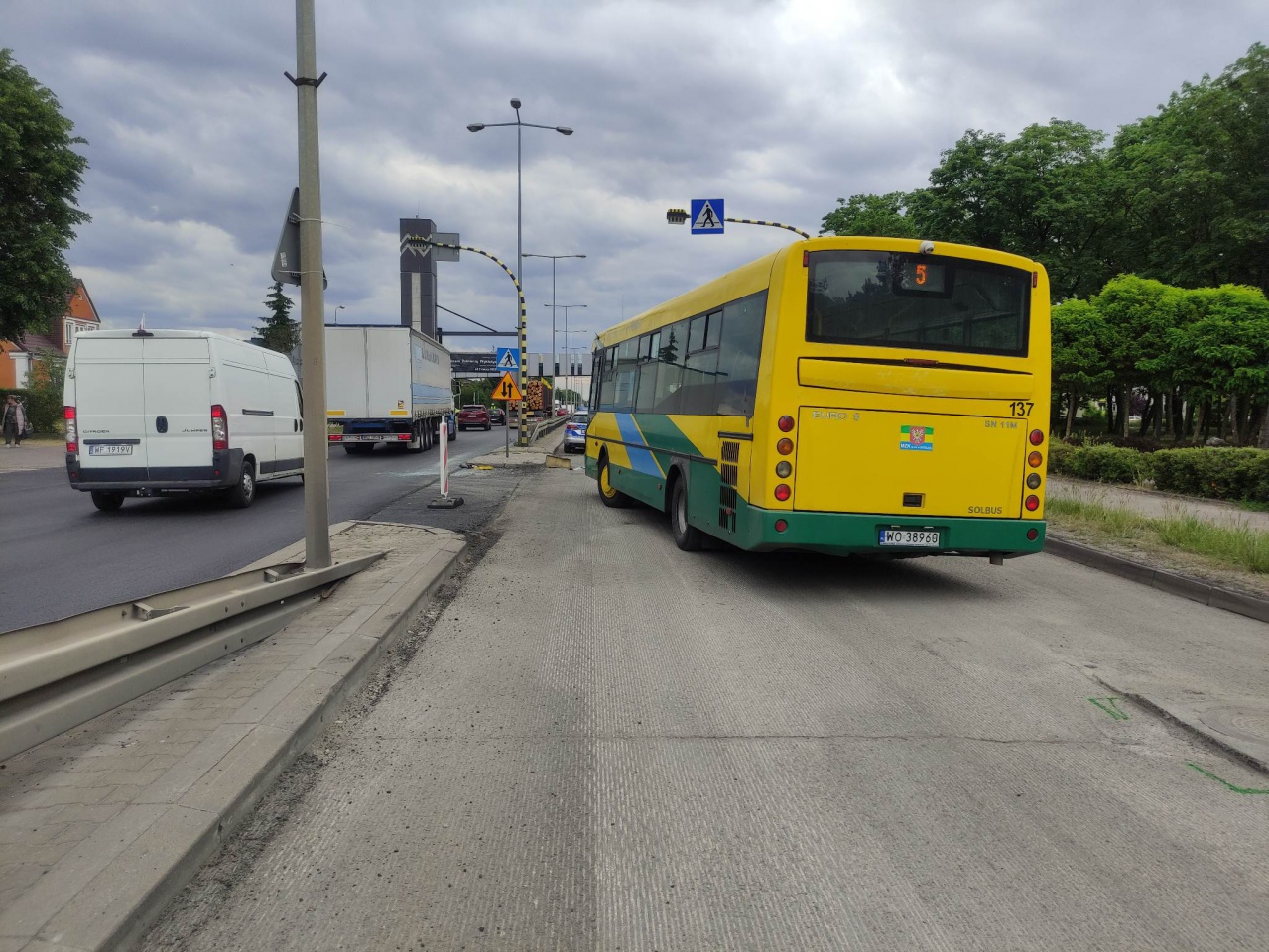 Kolizja z udziałem autobusu MZK [13.06.2023] - zdjęcie #7 - eOstroleka.pl