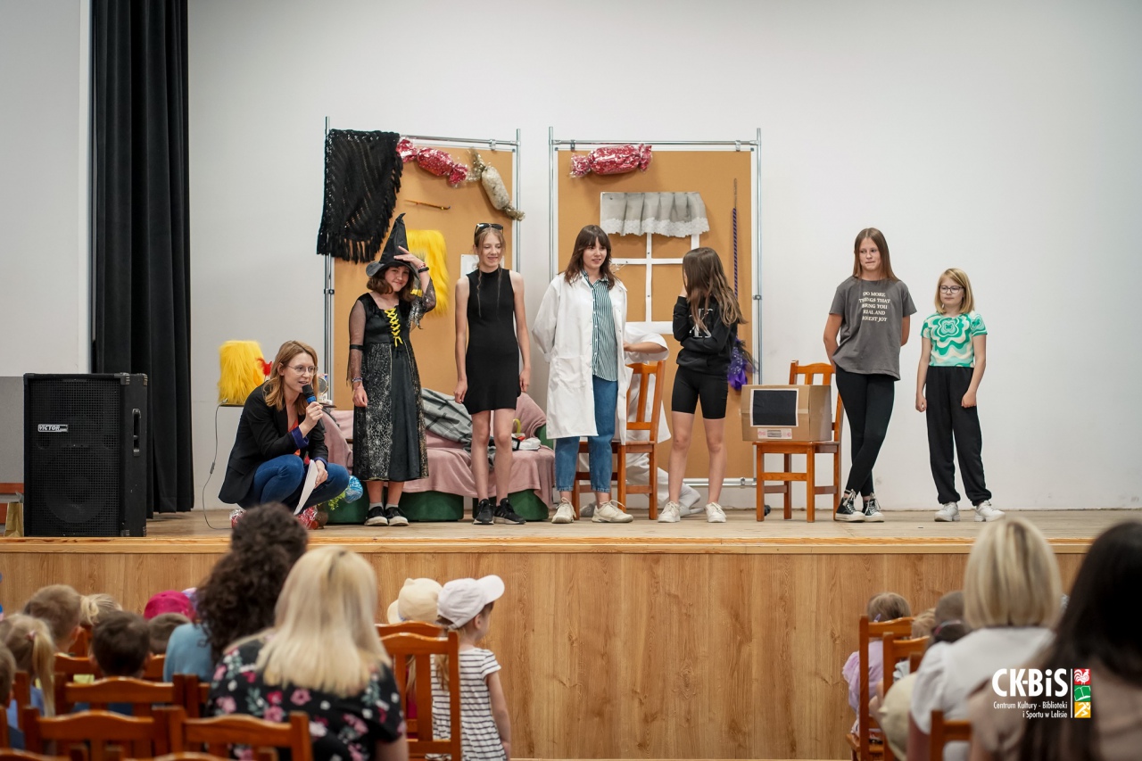 Spektakl grupy teatralnej CK-BiS w Lelisie Jedno życie mamy więc o zdrowie dbamy - zdjęcie #34 - eOstroleka.pl