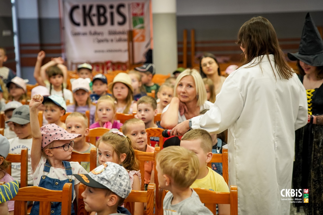 Spektakl grupy teatralnej CK-BiS w Lelisie Jedno życie mamy więc o zdrowie dbamy - zdjęcie #33 - eOstroleka.pl
