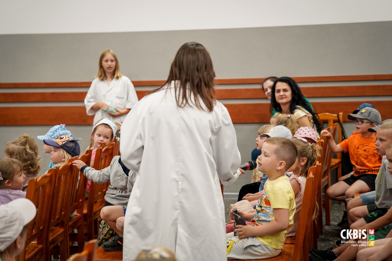 Spektakl grupy teatralnej CK-BiS w Lelisie Jedno życie mamy więc o zdrowie dbamy - zdjęcie #32 - eOstroleka.pl