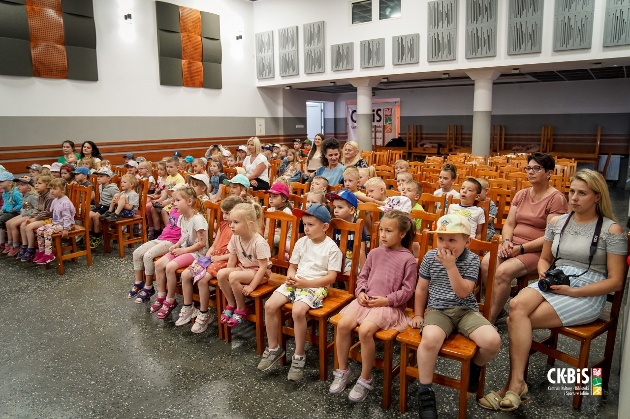 Spektakl grupy teatralnej CK-BiS w Lelisie Jedno życie mamy więc o zdrowie dbamy - zdjęcie #26 - eOstroleka.pl
