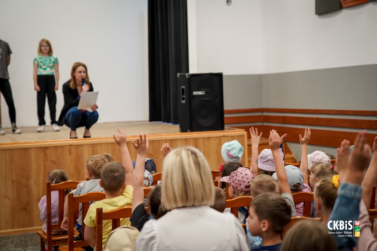 Spektakl grupy teatralnej CK-BiS w Lelisie Jedno życie mamy więc o zdrowie dbamy - zdjęcie #24 - eOstroleka.pl