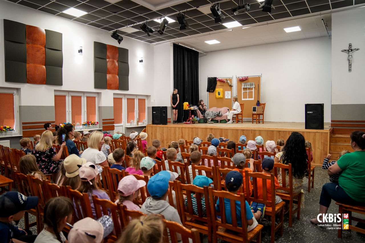 Spektakl grupy teatralnej CK-BiS w Lelisie Jedno życie mamy więc o zdrowie dbamy - zdjęcie #21 - eOstroleka.pl