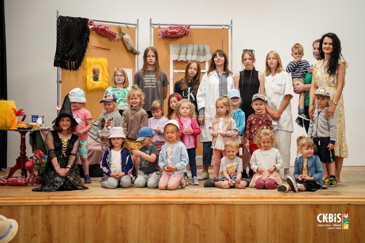 Spektakl grupy teatralnej CK-BiS w Lelisie Jedno życie mamy więc o zdrowie dbamy - zdjęcie #19 - eOstroleka.pl