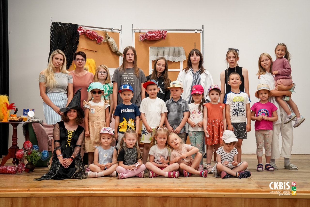 Spektakl grupy teatralnej CK-BiS w Lelisie Jedno życie mamy więc o zdrowie dbamy - zdjęcie #17 - eOstroleka.pl