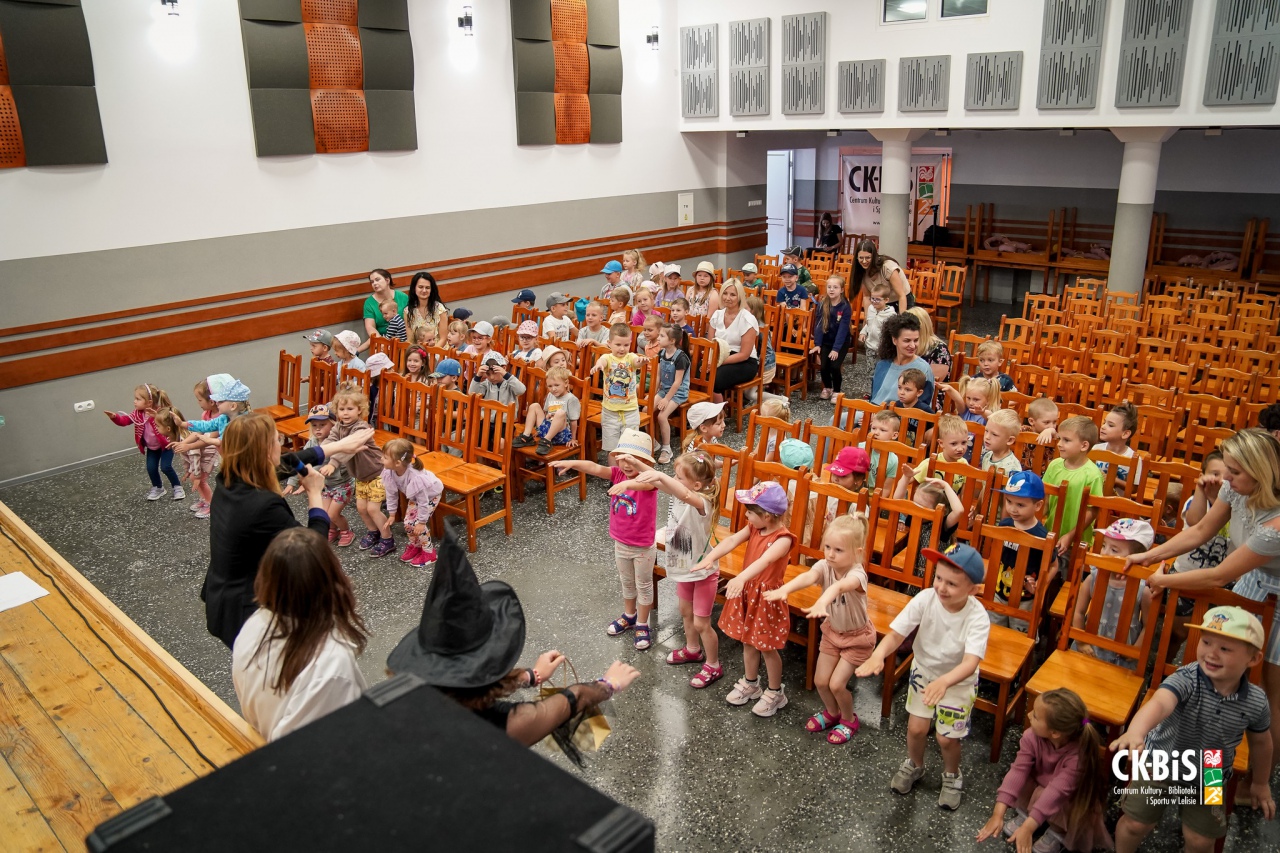 Spektakl grupy teatralnej CK-BiS w Lelisie Jedno życie mamy więc o zdrowie dbamy - zdjęcie #10 - eOstroleka.pl