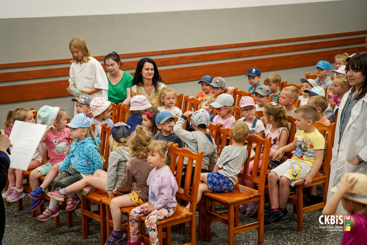 Spektakl grupy teatralnej CK-BiS w Lelisie Jedno życie mamy więc o zdrowie dbamy - zdjęcie #9 - eOstroleka.pl