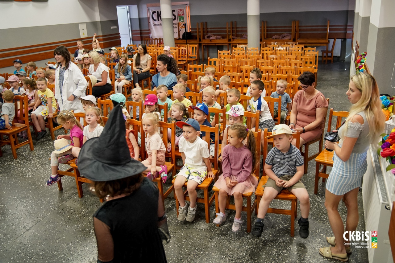 Spektakl grupy teatralnej CK-BiS w Lelisie Jedno życie mamy więc o zdrowie dbamy - zdjęcie #7 - eOstroleka.pl