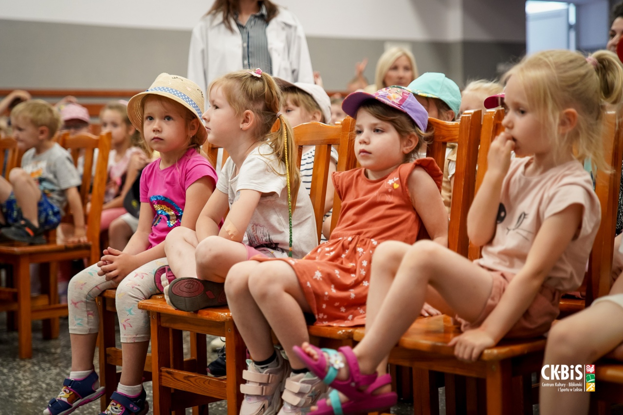 Spektakl grupy teatralnej CK-BiS w Lelisie Jedno życie mamy więc o zdrowie dbamy - zdjęcie #4 - eOstroleka.pl