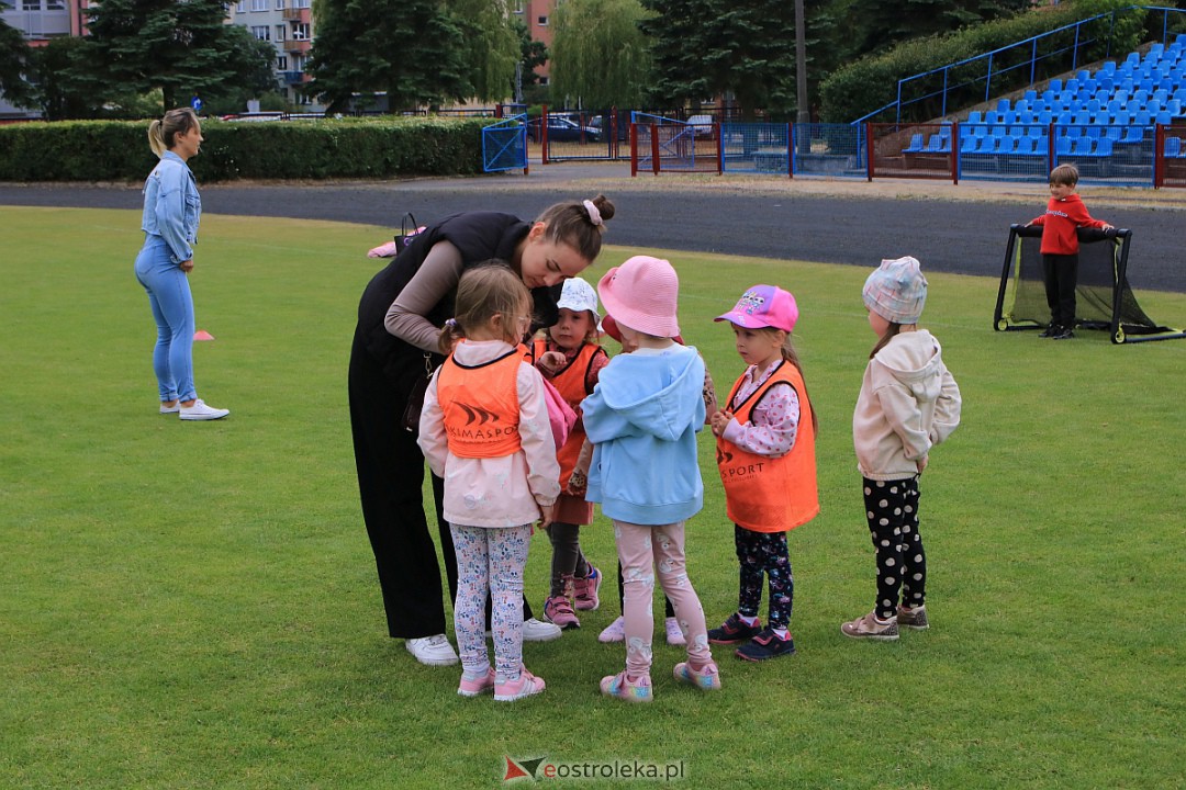 Przedszkoliada z Ostrołęcką Akademią Piłki Nożnej [14.06.2023] - zdjęcie #13 - eOstroleka.pl