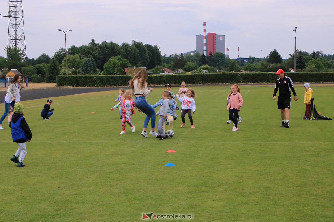 Przedszkoliada z Ostrołęcką Akademią Piłki Nożnej [14.06.2023] - zdjęcie #8 - eOstroleka.pl