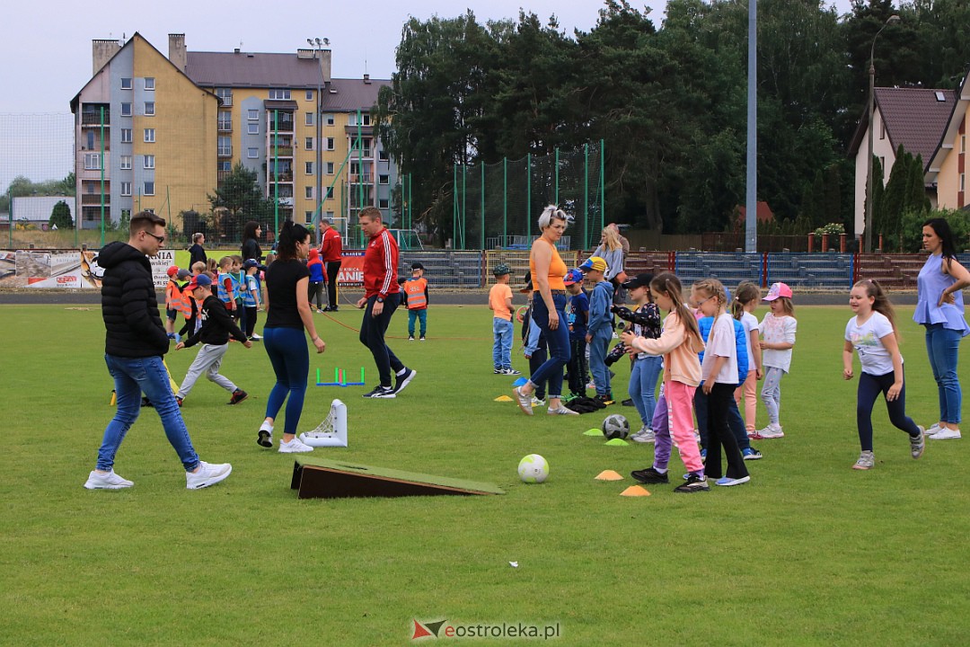 Przedszkoliada z Ostrołęcką Akademią Piłki Nożnej [14.06.2023] - zdjęcie #1 - eOstroleka.pl