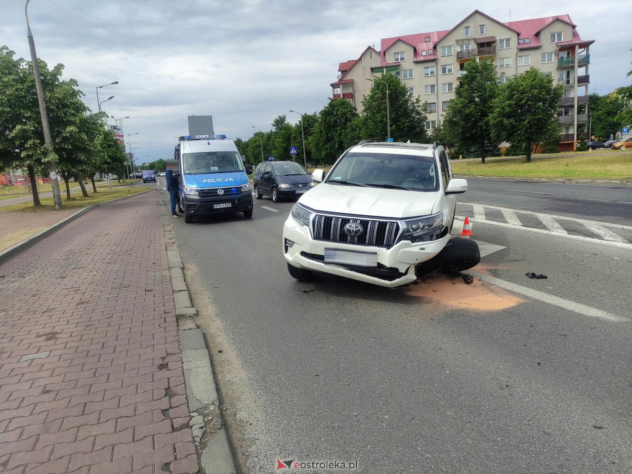 Wypadek na Alei Jana Pawła II [14.06.2023] - zdjęcie #10 - eOstroleka.pl