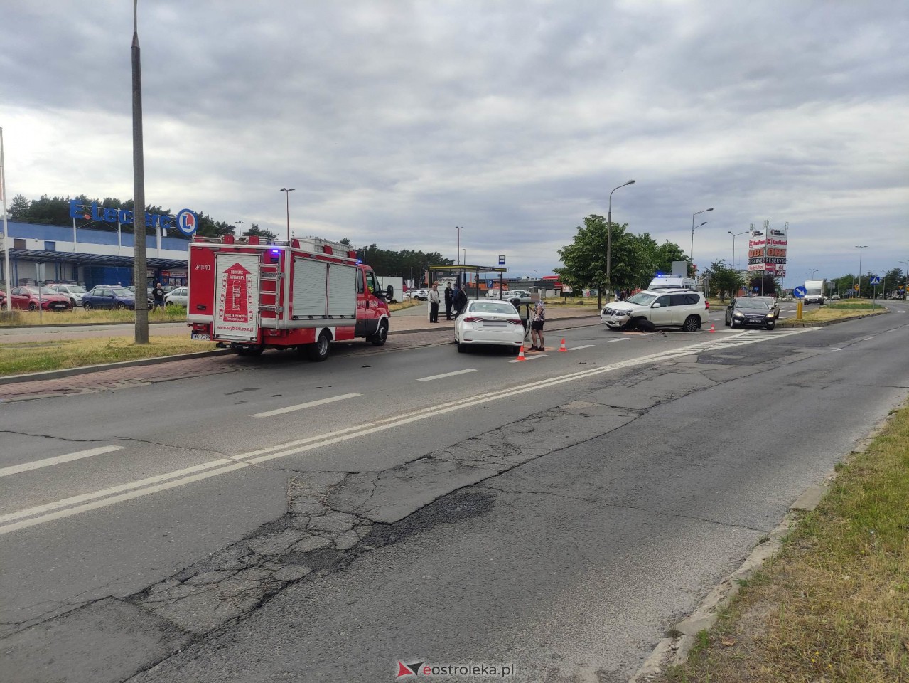 Wypadek na Alei Jana Pawła II [14.06.2023] - zdjęcie #9 - eOstroleka.pl