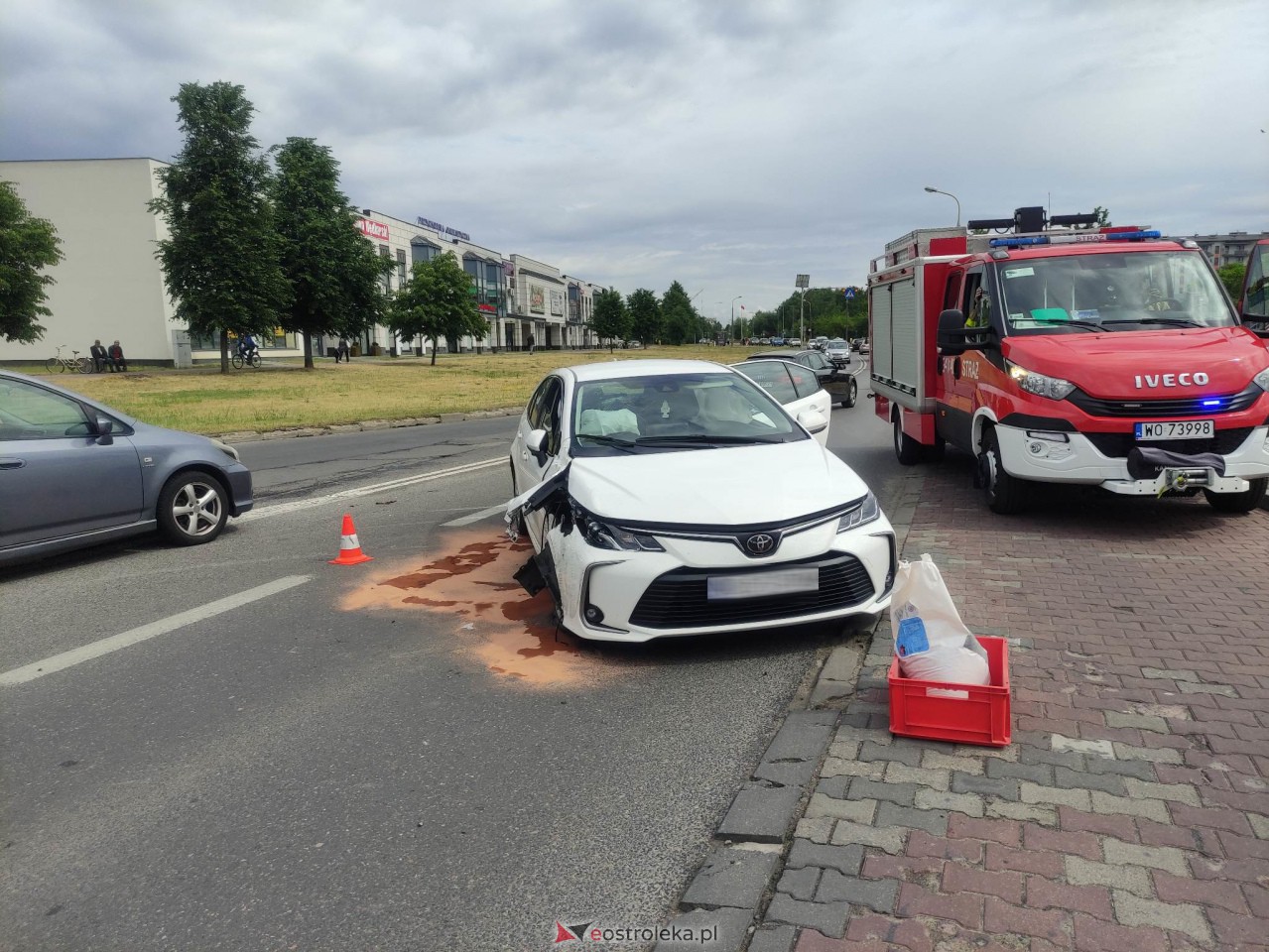 Wypadek na Alei Jana Pawła II [14.06.2023] - zdjęcie #8 - eOstroleka.pl