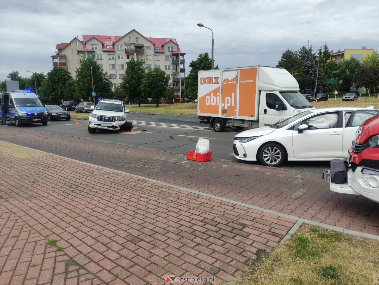 Wypadek na Alei Jana Pawła II [14.06.2023] - zdjęcie #6 - eOstroleka.pl
