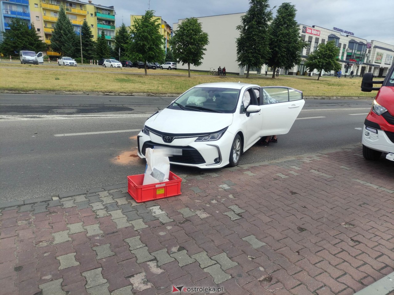 Wypadek na Alei Jana Pawła II [14.06.2023] - zdjęcie #5 - eOstroleka.pl