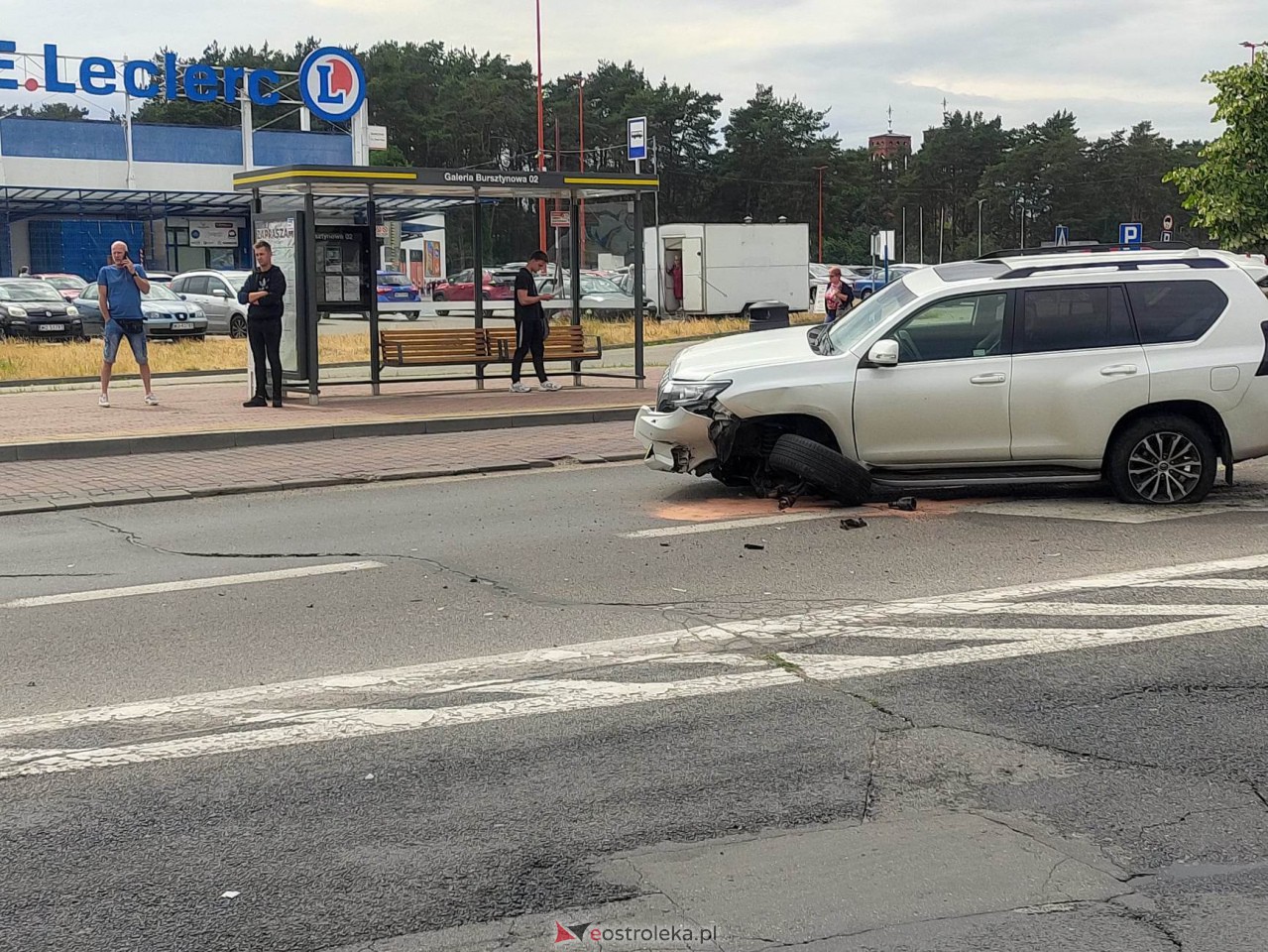 Wypadek na Alei Jana Pawła II [14.06.2023] - zdjęcie #4 - eOstroleka.pl