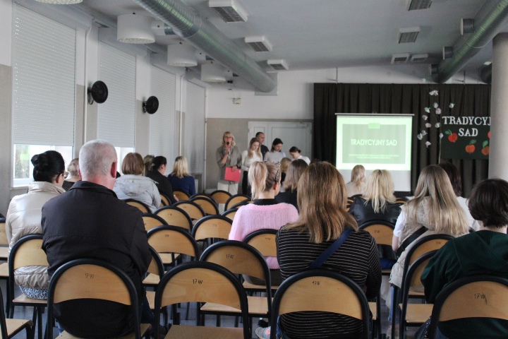 Zespół „Kurpiowski sad” z ZSZ 2 w Ostrołece posadził „Tradycyjny sad” - zdjęcie #20 - eOstroleka.pl