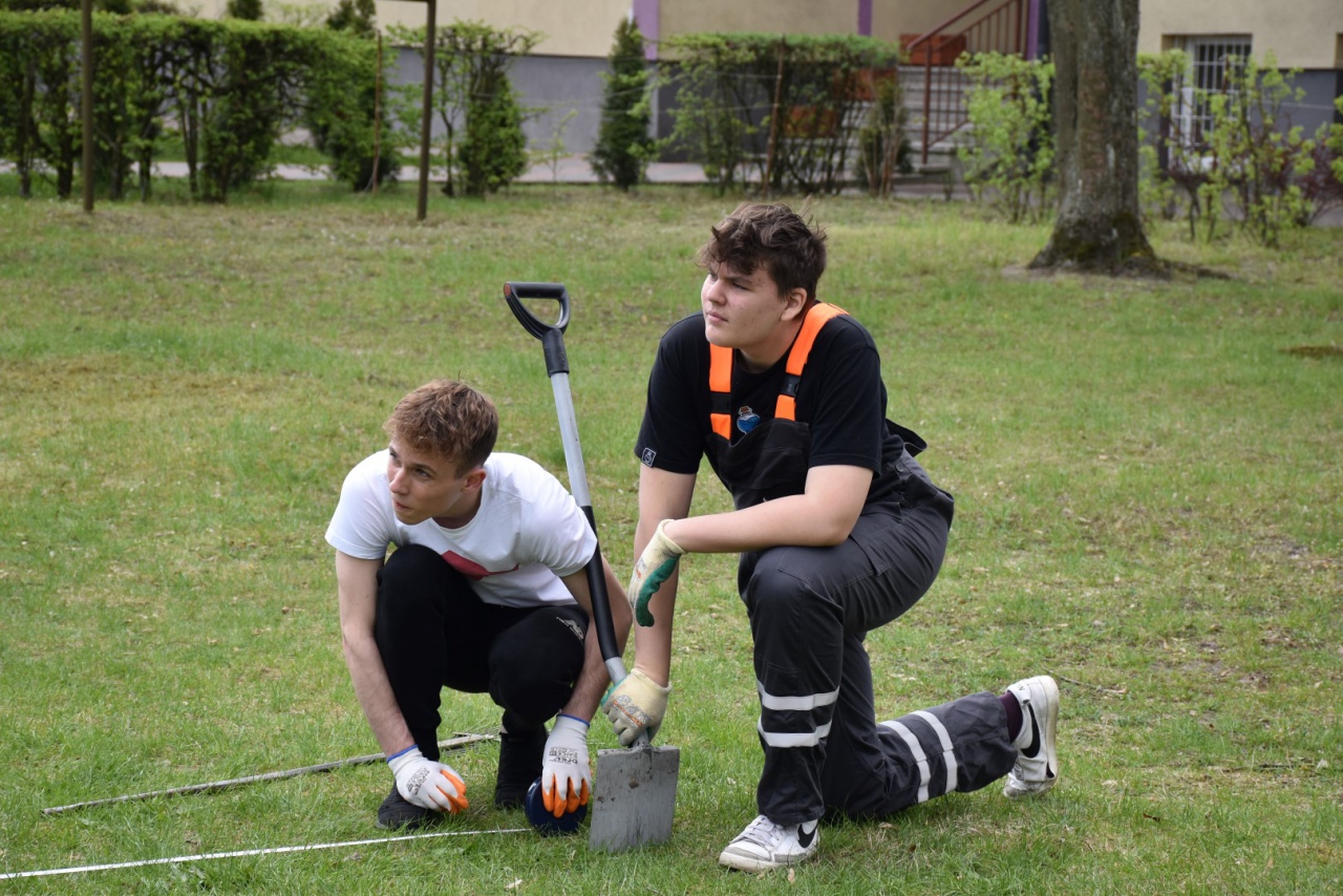 Zespół „Kurpiowski sad” z ZSZ 2 w Ostrołece posadził „Tradycyjny sad” - zdjęcie #11 - eOstroleka.pl