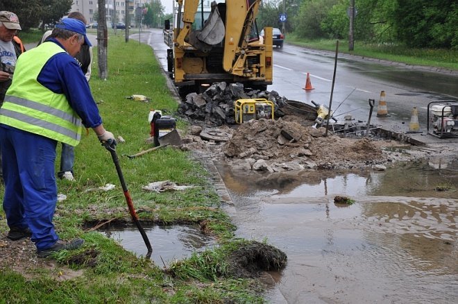Awaria wodociągu na Gorbatowa (13.05.2011) - zdjęcie #7 - eOstroleka.pl