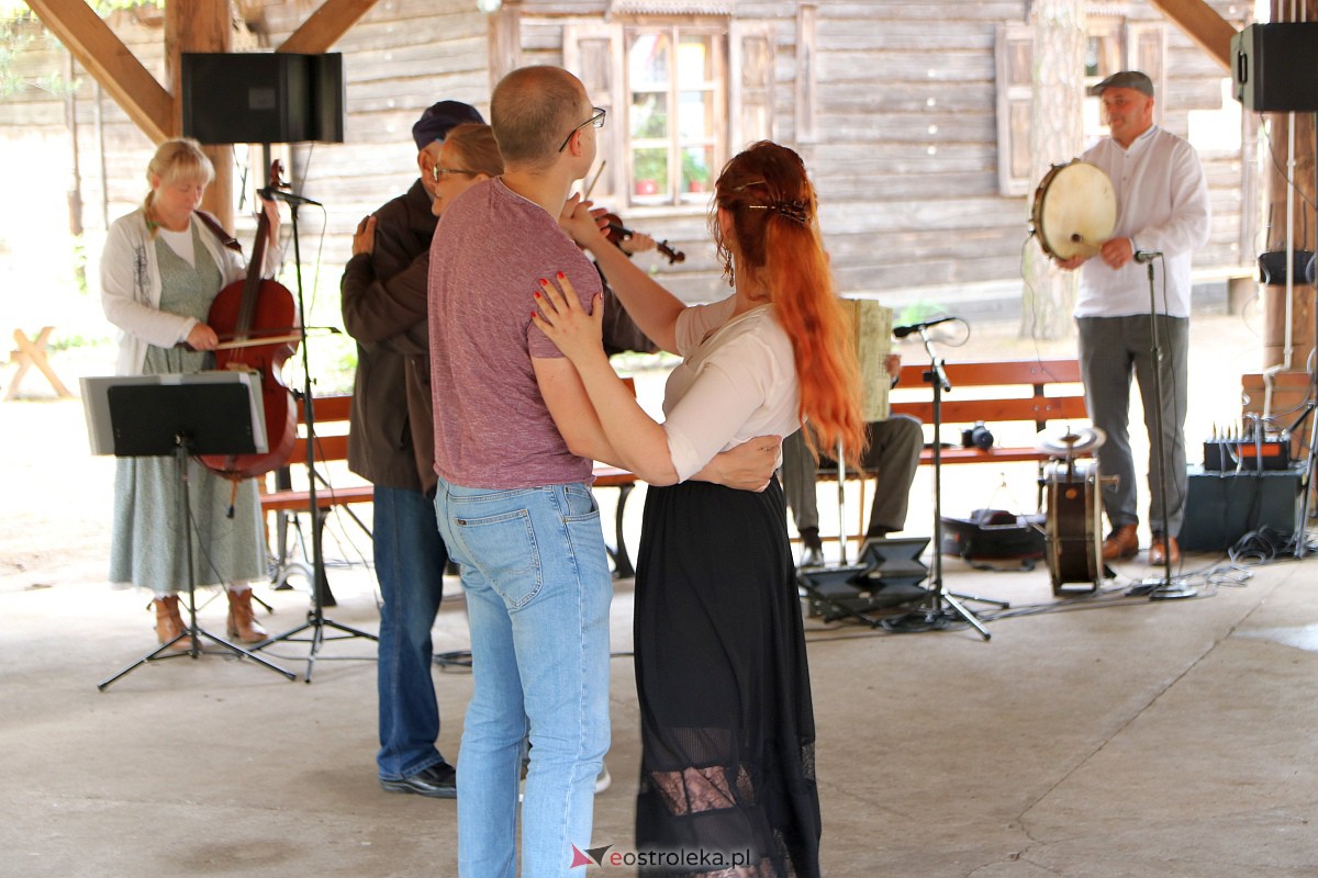 Potańcówka w Zagrodzie Kurpiowskiej w Kadzidle [17.06.2023] - zdjęcie #41 - eOstroleka.pl