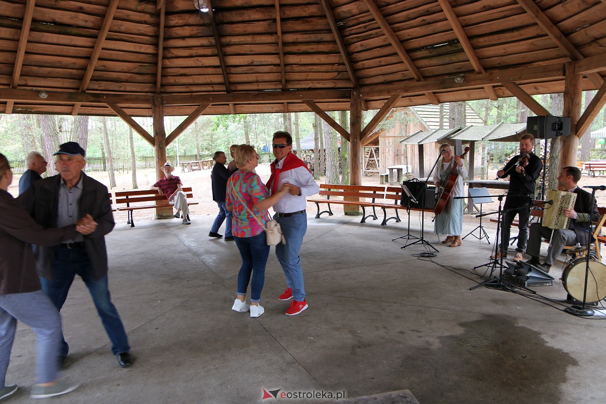 Potańcówka w Zagrodzie Kurpiowskiej w Kadzidle [17.06.2023] - zdjęcie #23 - eOstroleka.pl
