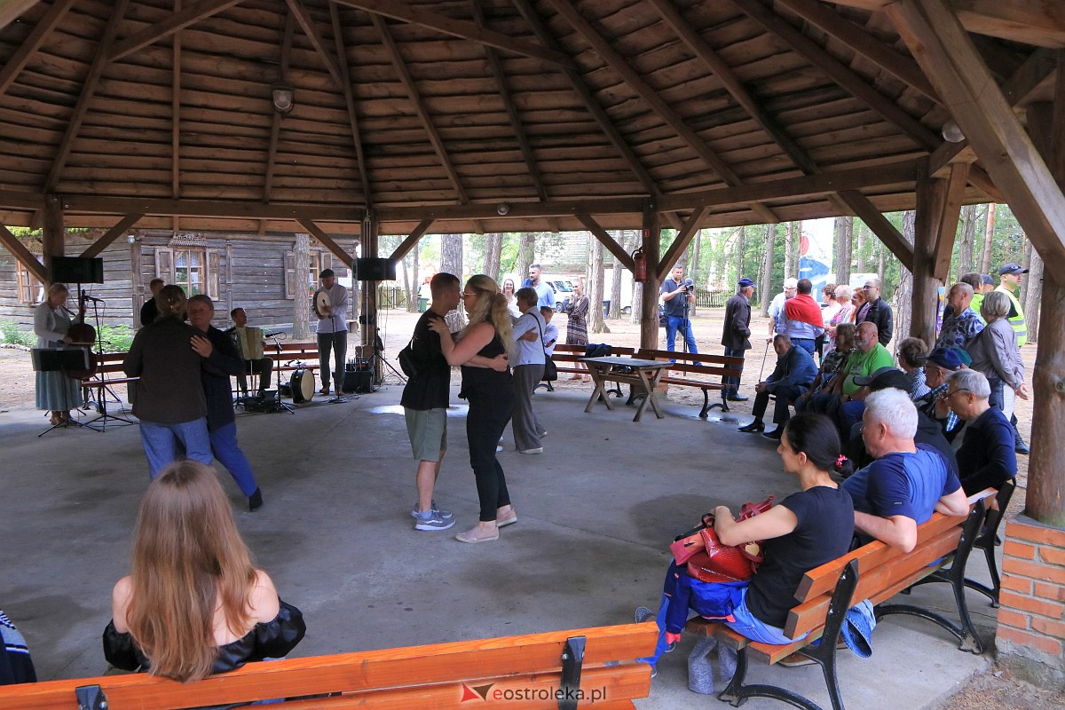 Potańcówka w Zagrodzie Kurpiowskiej w Kadzidle [17.06.2023] - zdjęcie #13 - eOstroleka.pl