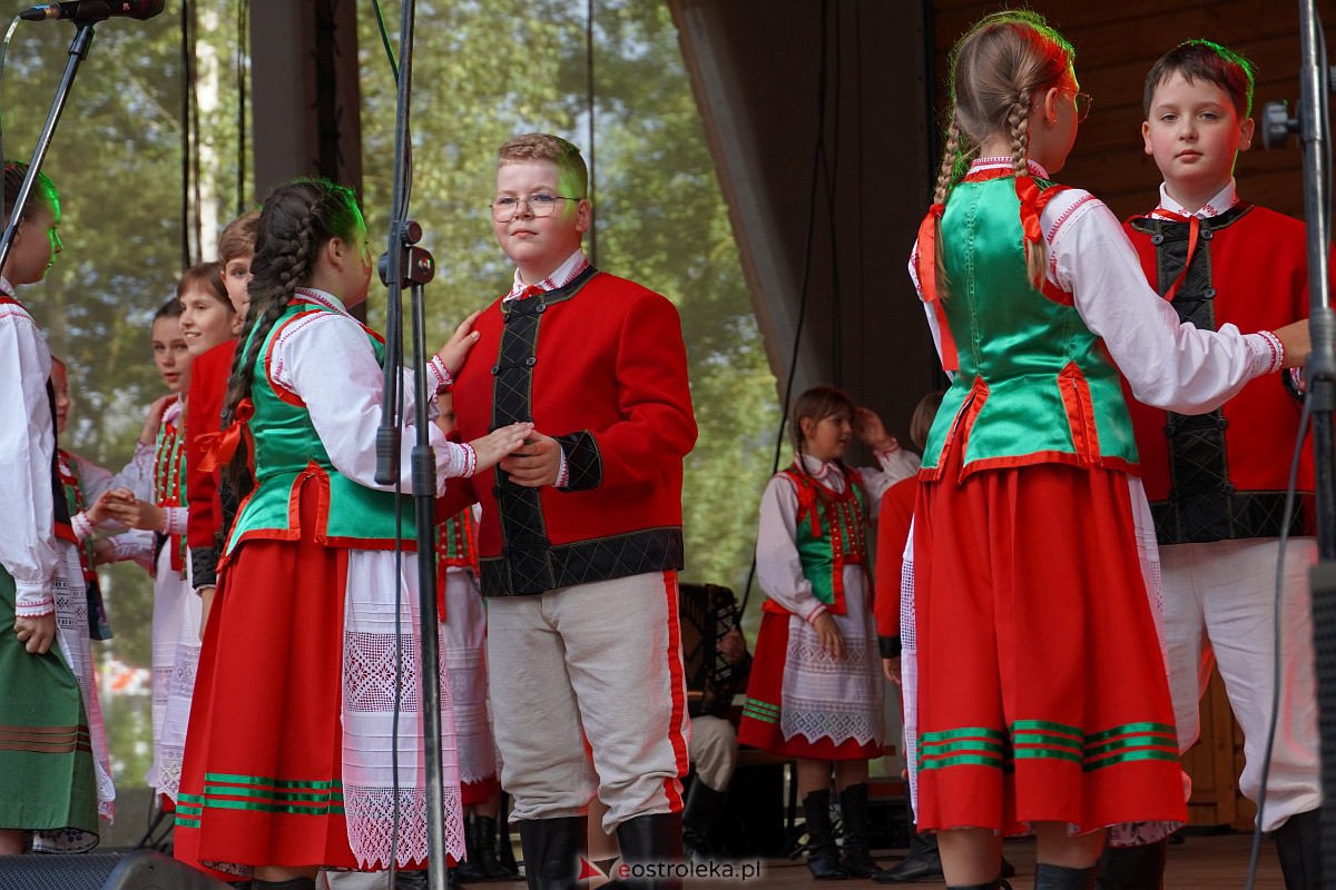 Wesele Kurpiowskie 2023: Występy zespołów ludowych z regionu, Litwy oraz Bośni i Hercegowiny [17.06.2023] - zdjęcie #115 - eOstroleka.pl