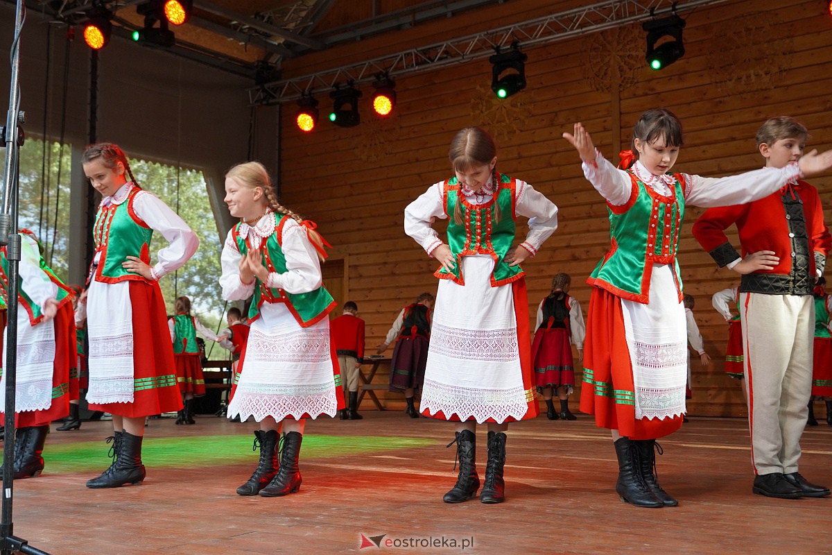 Wesele Kurpiowskie 2023: Występy zespołów ludowych z regionu, Litwy oraz Bośni i Hercegowiny [17.06.2023] - zdjęcie #112 - eOstroleka.pl