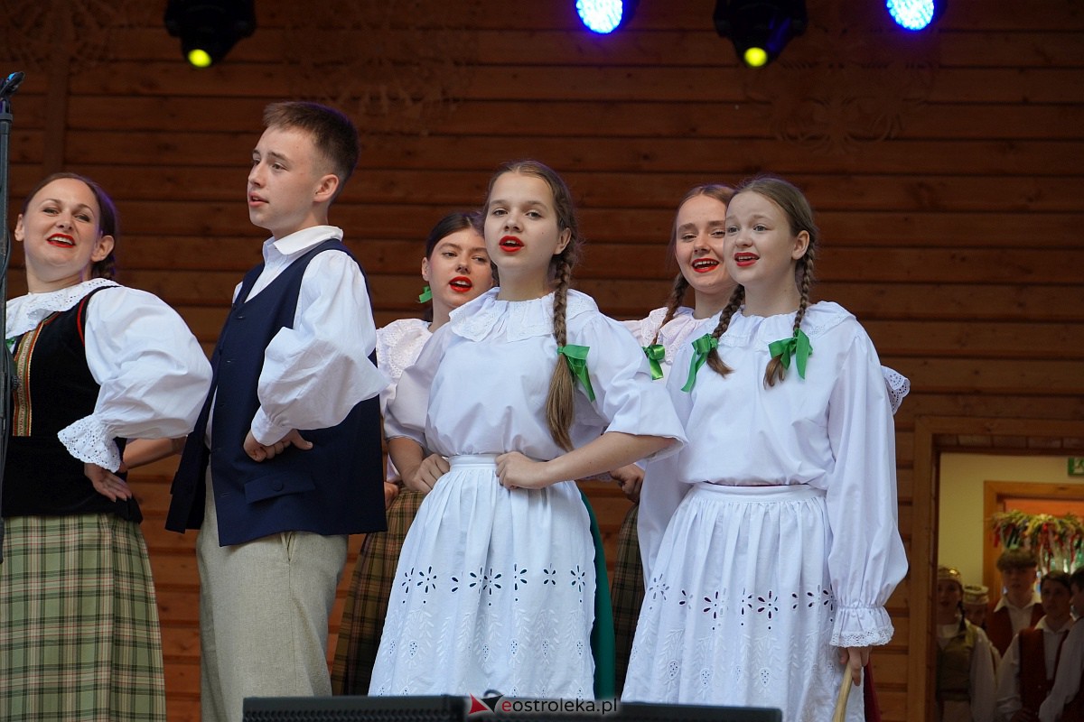 Wesele Kurpiowskie 2023: Występy zespołów ludowych z regionu, Litwy oraz Bośni i Hercegowiny [17.06.2023] - zdjęcie #55 - eOstroleka.pl