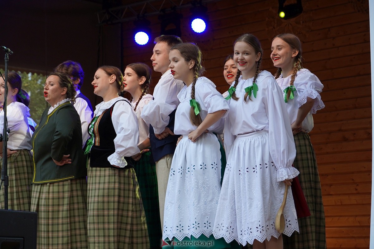 Wesele Kurpiowskie 2023: Występy zespołów ludowych z regionu, Litwy oraz Bośni i Hercegowiny [17.06.2023] - zdjęcie #52 - eOstroleka.pl