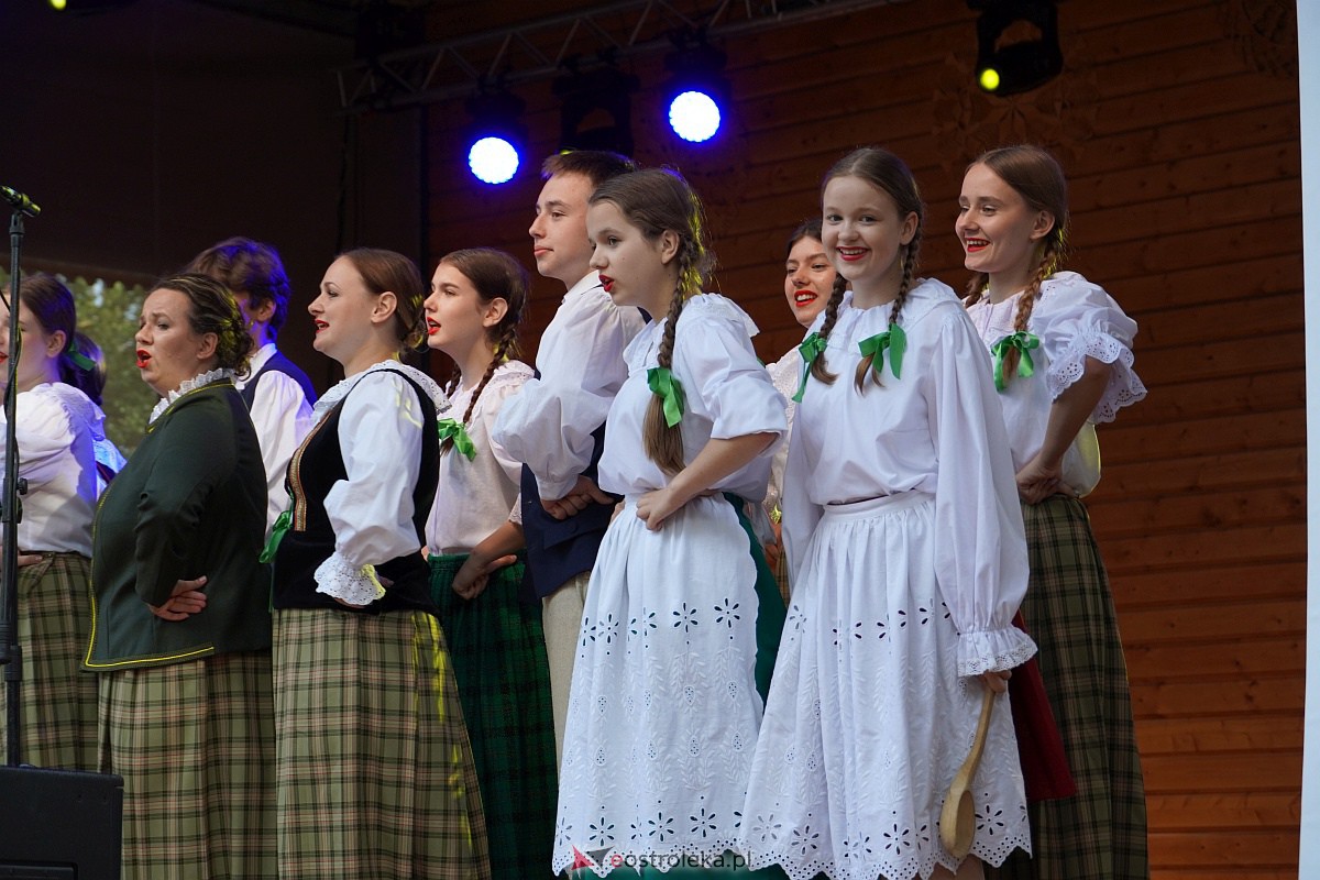 Wesele Kurpiowskie 2023: Występy zespołów ludowych z regionu, Litwy oraz Bośni i Hercegowiny [17.06.2023] - zdjęcie #51 - eOstroleka.pl