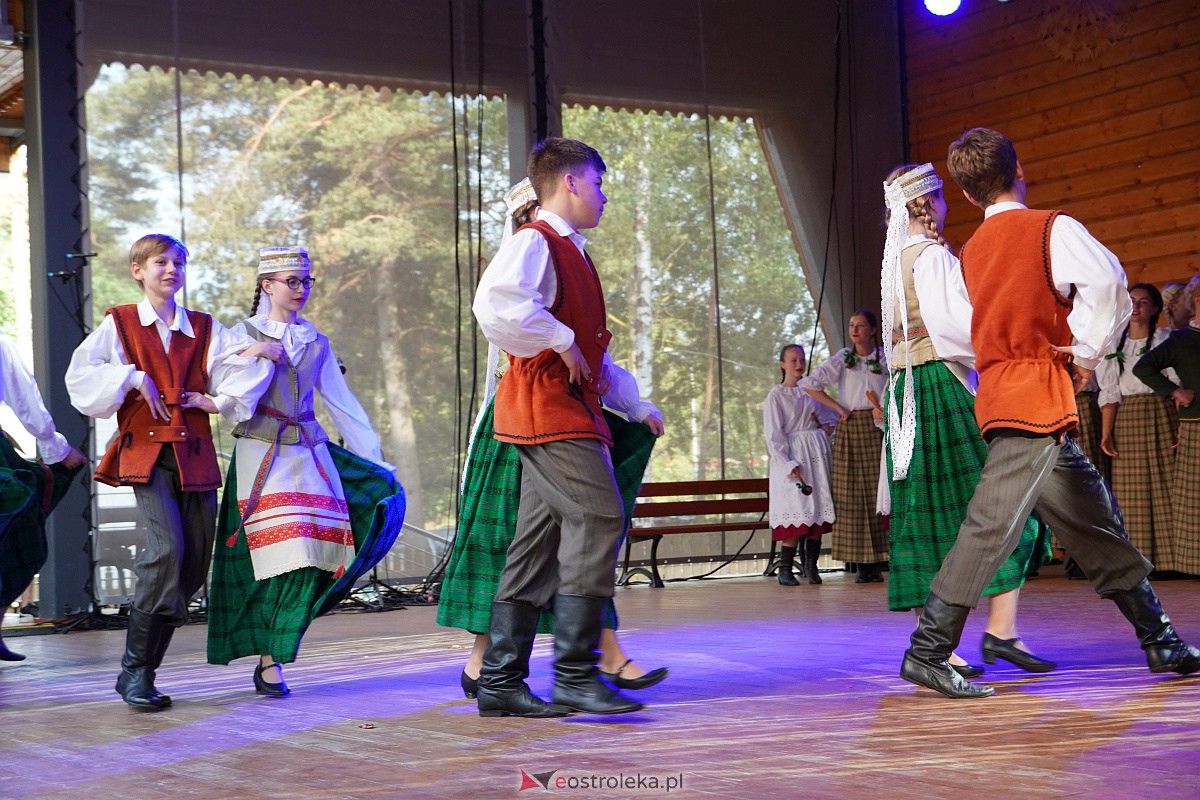 Wesele Kurpiowskie 2023: Występy zespołów ludowych z regionu, Litwy oraz Bośni i Hercegowiny [17.06.2023] - zdjęcie #44 - eOstroleka.pl