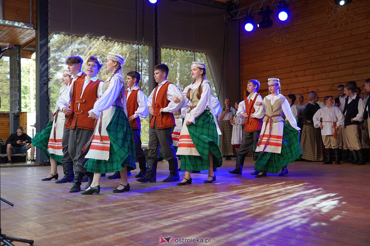 Wesele Kurpiowskie 2023: Występy zespołów ludowych z regionu, Litwy oraz Bośni i Hercegowiny [17.06.2023] - zdjęcie #40 - eOstroleka.pl