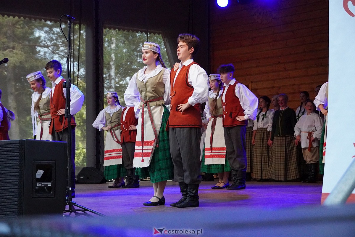 Wesele Kurpiowskie 2023: Występy zespołów ludowych z regionu, Litwy oraz Bośni i Hercegowiny [17.06.2023] - zdjęcie #39 - eOstroleka.pl