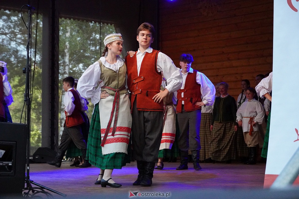 Wesele Kurpiowskie 2023: Występy zespołów ludowych z regionu, Litwy oraz Bośni i Hercegowiny [17.06.2023] - zdjęcie #38 - eOstroleka.pl