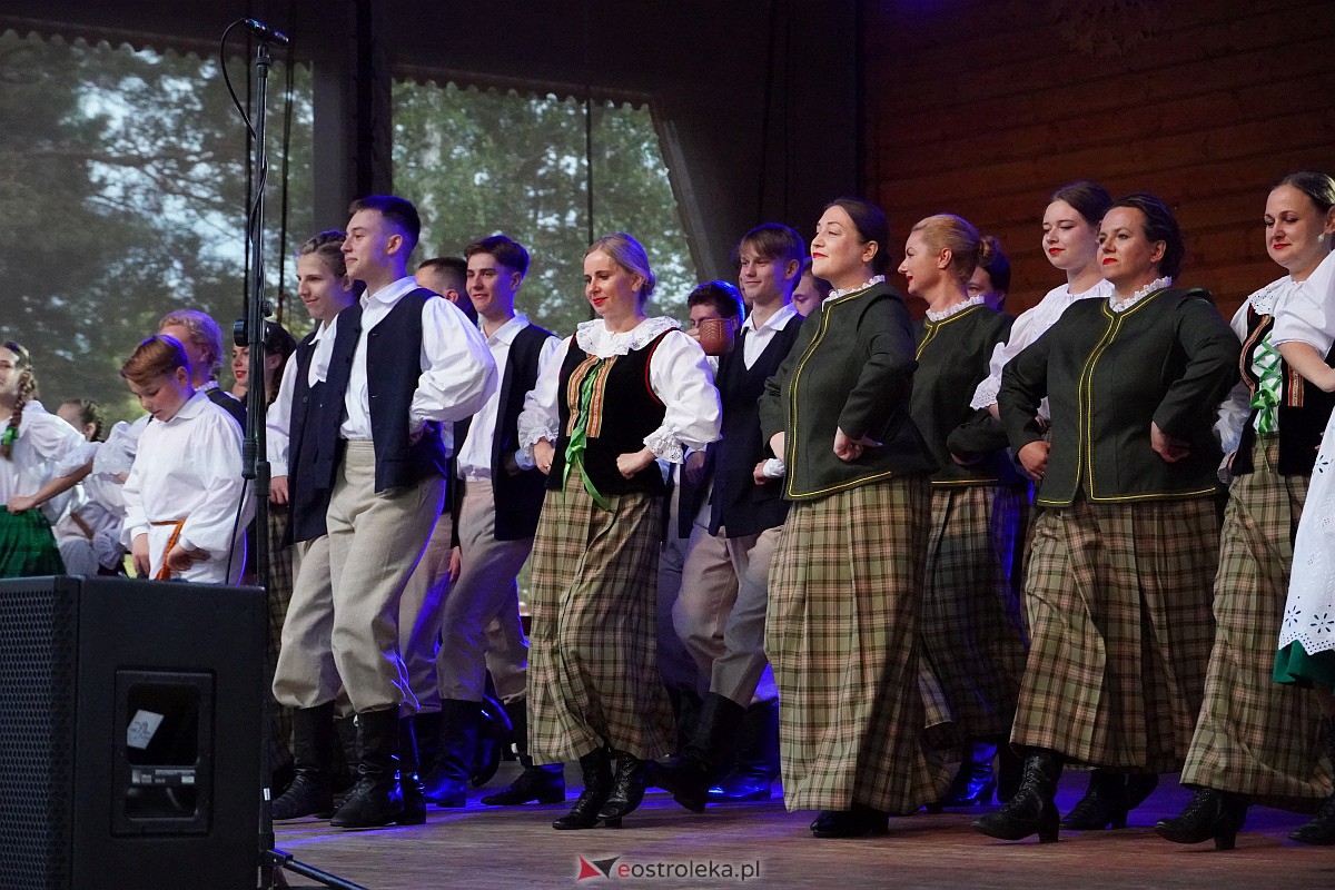 Wesele Kurpiowskie 2023: Występy zespołów ludowych z regionu, Litwy oraz Bośni i Hercegowiny [17.06.2023] - zdjęcie #36 - eOstroleka.pl